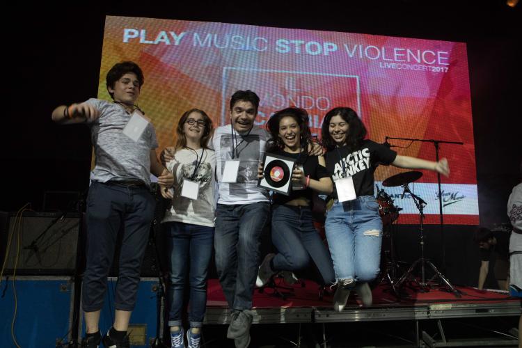 Blocca la violenza, condividi la pace: il concerto dei giovani perchè il mondo cambi musica