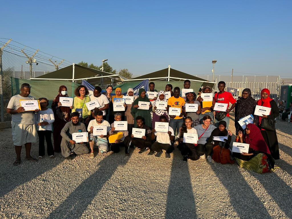 De Zomer van Solidariteit in het vluchtelingenkamp Pournara op Cyprus eindigt met de uitreiking van diploma's van de Engelse school