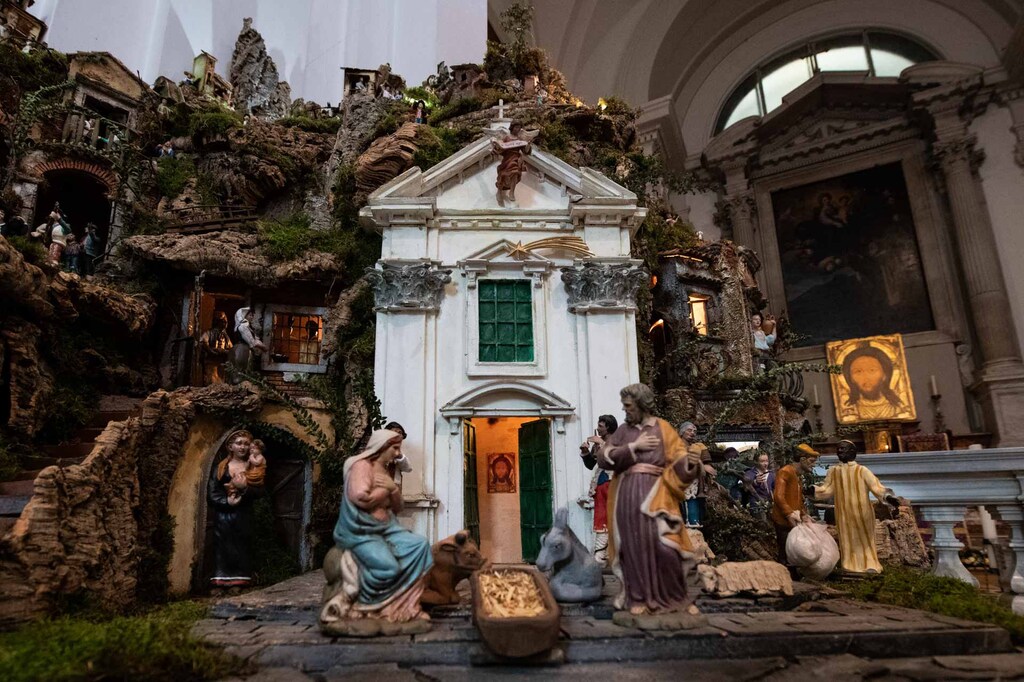 Visita online el pesebre de la iglesia de Sant'Egidio. Alrededor de Jesús que nace están los pobres de hoy, sus amigos, artistas discapacitados y personas de diferentes religiones. Es #Navidadparatodos