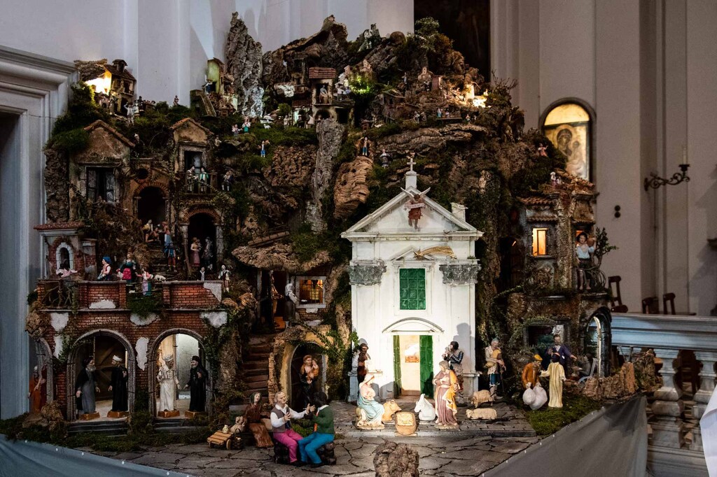 Visita online el pessebre de l'església de Sant'Egidio. Al voltant de Jesús que neix hi ha els pobres d'avui, els seus amics, artistes discapacitats i persones de diferents religions. És #Nadalperatothom