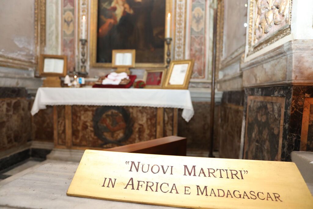 Das Kreuz und die Sandalen von Sister Mary und Sister Regina auf dem Altar, der in der St. Bartholomäusbasilika in Rom den afrikanischen Märtyrern gewidmet ist