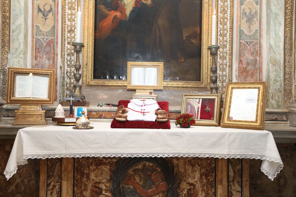 Das Kreuz und die Sandalen von Sister Mary und Sister Regina auf dem Altar, der in der St. Bartholomäusbasilika in Rom den afrikanischen Märtyrern gewidmet ist