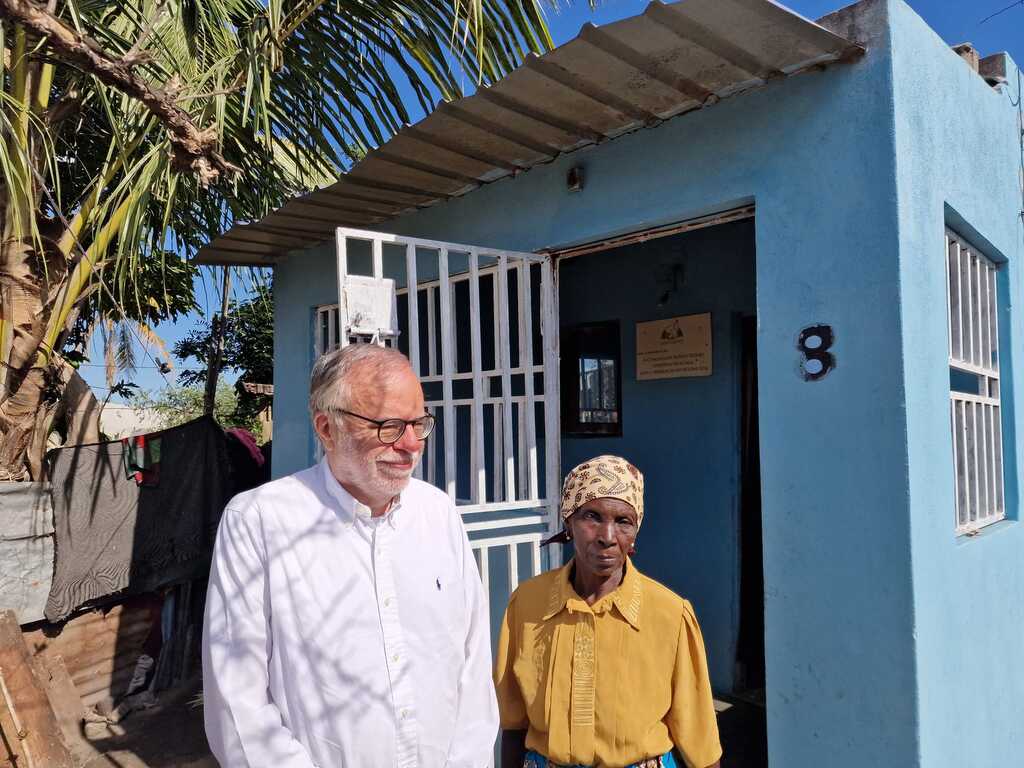 Andrea Riccardi a Beira, Moçambic, visita les cases reconstruïdes després del pas del cicló Idai i es troba amb les comunitats de la província de Sofala