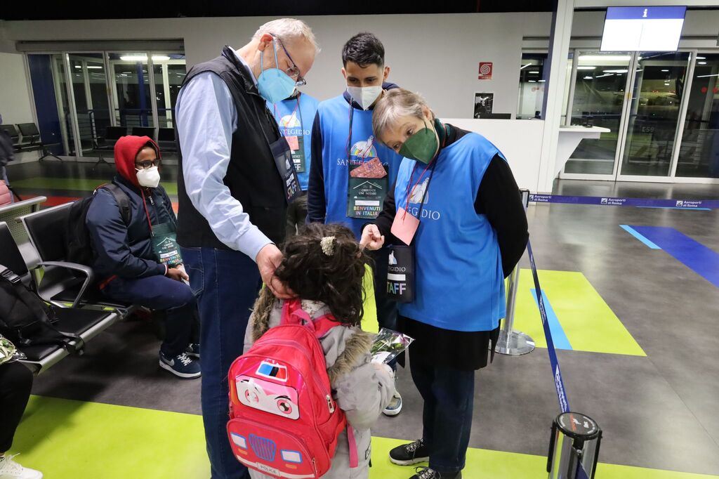 Am Flughafen in Rom sind 42 Flüchtlinge vom Horn Afrikas und aus dem Jemen durch die humanitären Korridore angekommen