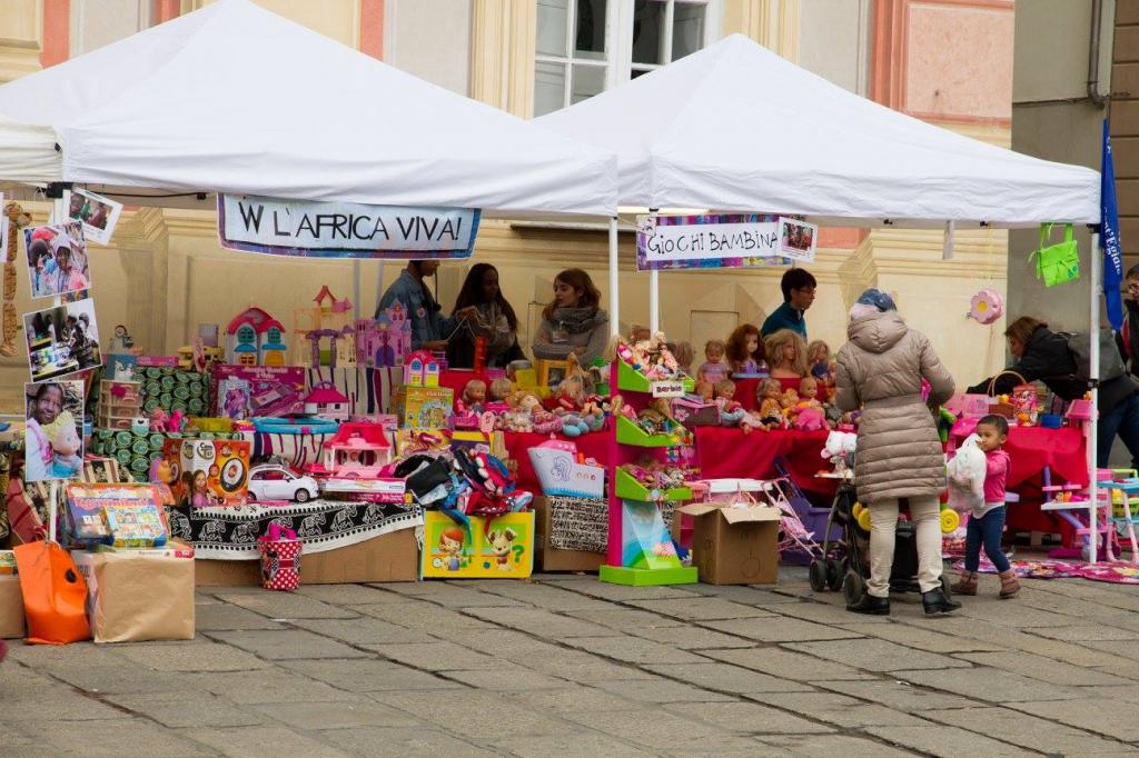 Spielzeugmärkte in vielen Städten Europas und auch in Deutschland, um Afrika von AIDS zu befreien