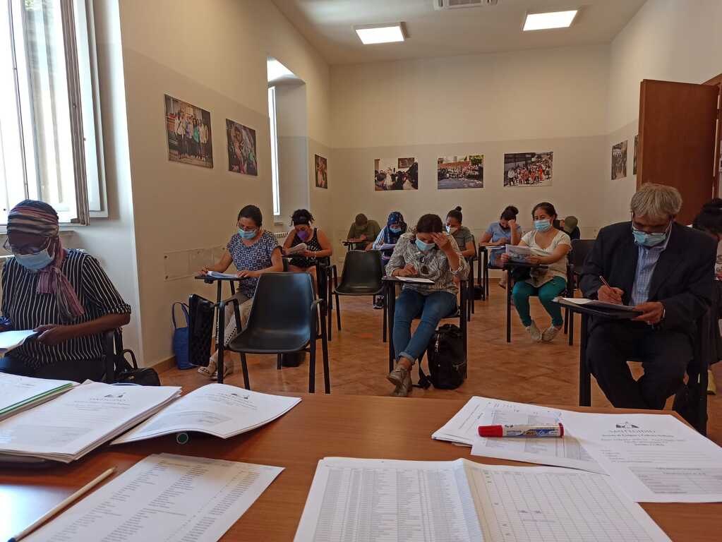 Giorni di esame per i migranti che studiano la lingua e la cultura italiane nelle scuole di Sant'Egidio. A tutti loro i nostri auguri di 