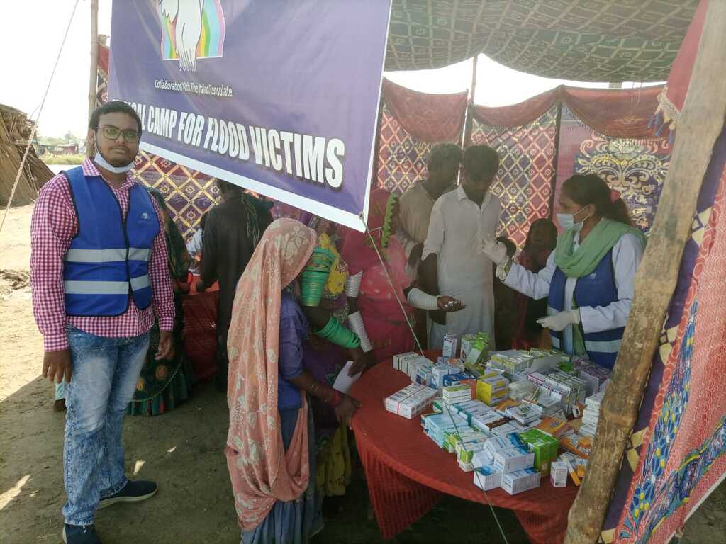 Überschwemmung in Pakistan: in Sanghar, das durch das Hochwasser abgeschnitten ist, bietet das Medical Camp von Sant'Egidio Medikamente und medizinische Betreuung für Menschen an, die alles verloren haben