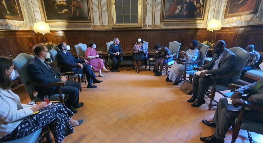 La ministra de Exteriores de Kenia, Raychelle Omamo, visita Sant'Egidio
