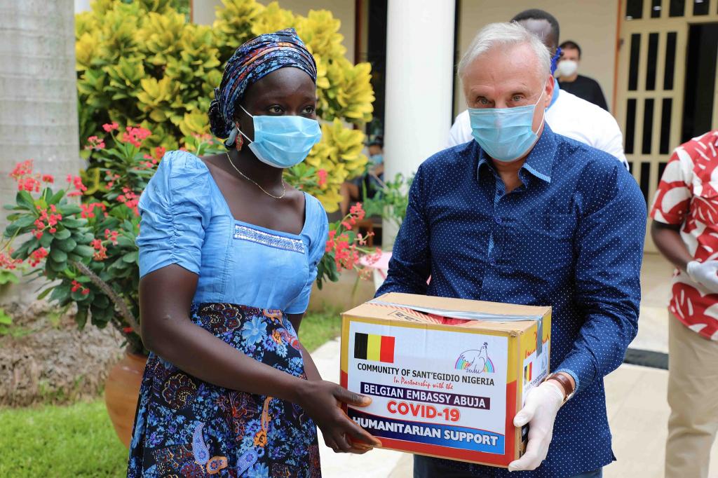 Ajuda humanitária no campo de Kunchigoro para os deslocados internos em Abuja, Nigéria