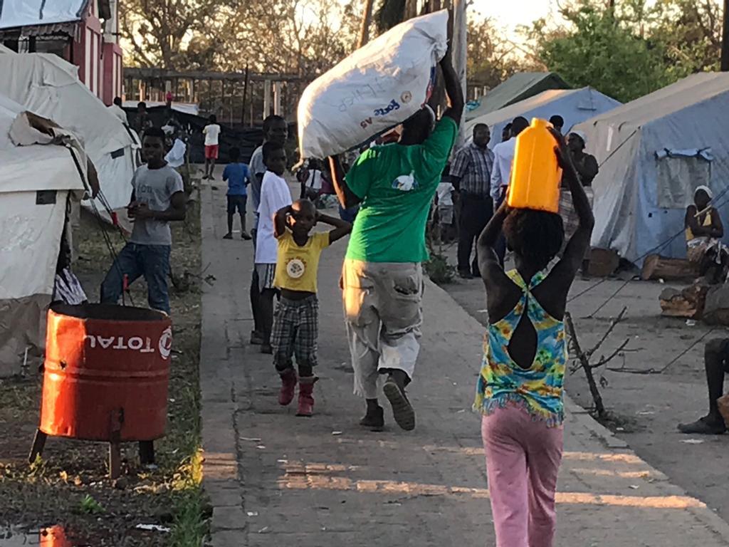 Sapatos para as crianças: mesmo assim, Moçambique é ajudado a andar novamente após o ciclone Idai