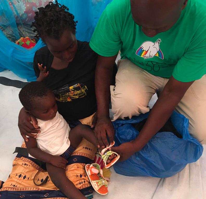 Chausser les enfants : c’est aussi de cette manière que l’on aide le Mozambique à aller de l’avant après le cyclone Idai