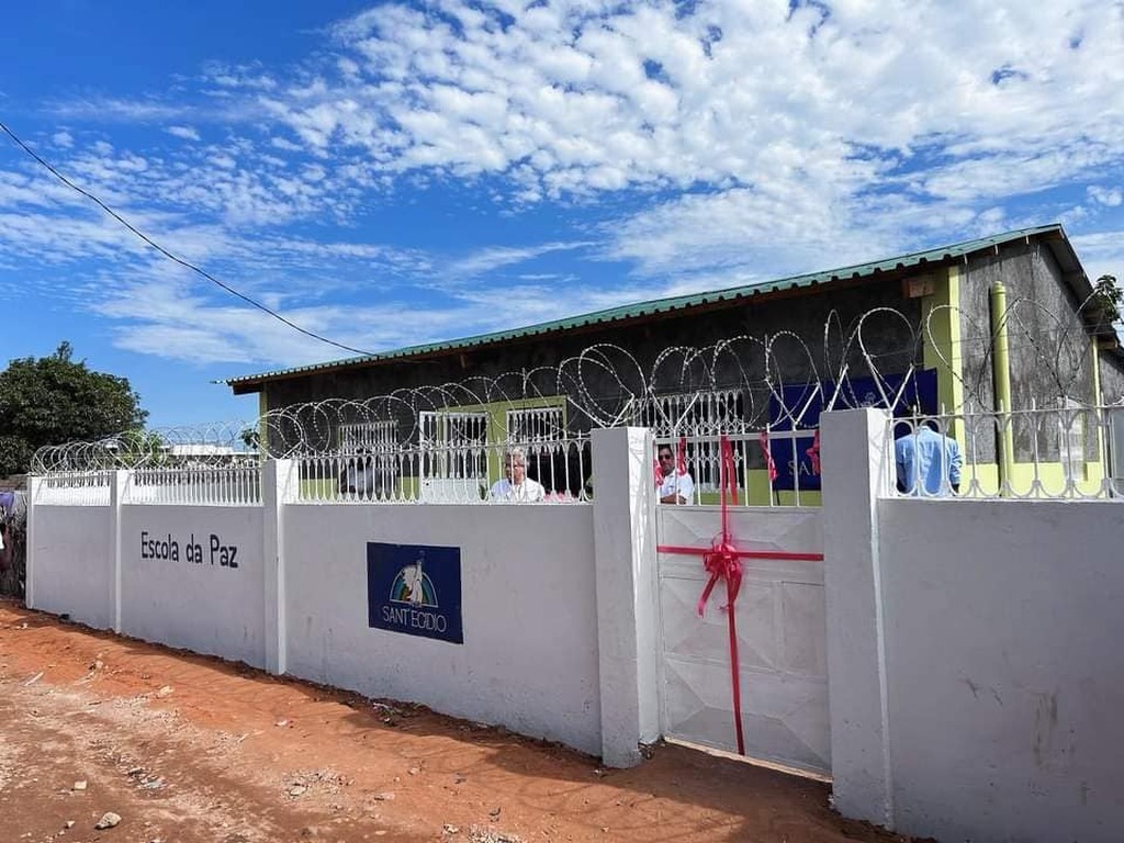 Maputo, the School of Peace in the Polana Caniço neighbourhood was reopened with a celebration after renovation work