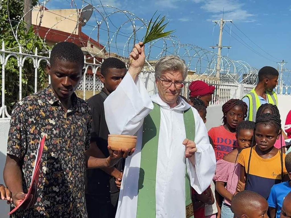 En Maputo, en el barrio de Polana Caniço, se celebra la restructuración de la Escuela de la Paz