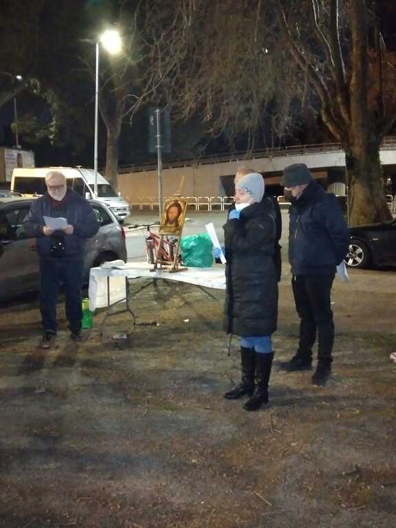 The prayer of the homeless for peace in Ukraine and for the reception of refugees in streets and stations in Rome.