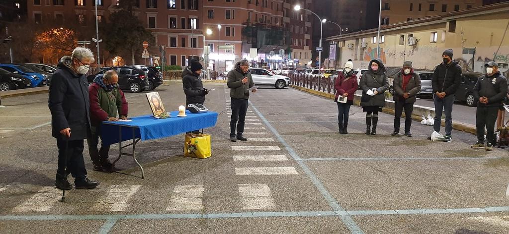 En las calles y en las estaciones de Roma, las personas sin hogar rezan por la paz en Ucrania y por la acogida de los refugiados