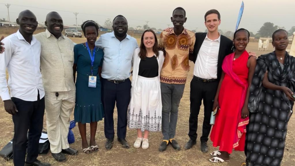 YOUTH PEACE PILGRIMAGES: jongeren uit Zuid-Soedan wachten met Sant'Egidio, de Oecumenische Raad van Kerken en andere christelijke organisaties op paus Franciscus die oproept tot vrede en verzoening