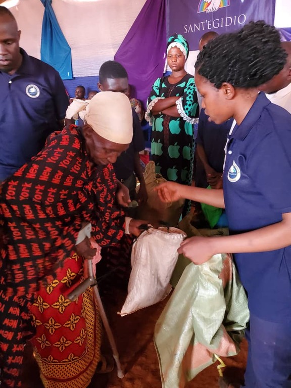 Durante los días de la fiesta de Sant'Egidio, las comunidades de Tanzania ayudan a los refugiados burundeses y congoleños