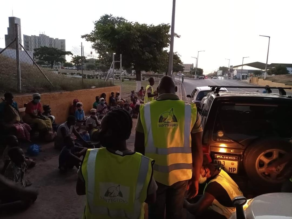 Food for everyone: Sant'Egidio's campaign also reaches street children in Tete, Mozambique