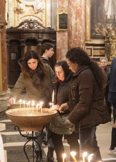Preghiera e solidarietà: a Torino dopo la liturgia in memoria di Modesta si apre un rifugio notturno di emergenza per chi è senza dimora
