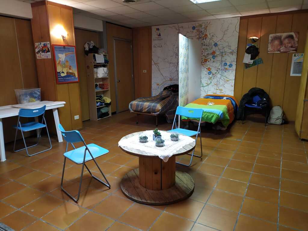 Une réponse au froid: accueillir les sans-abri. A Rome, dans le quartier de Tuscolano, Sant'Egidio ouvre un nouveau centre d'accueil de nuit