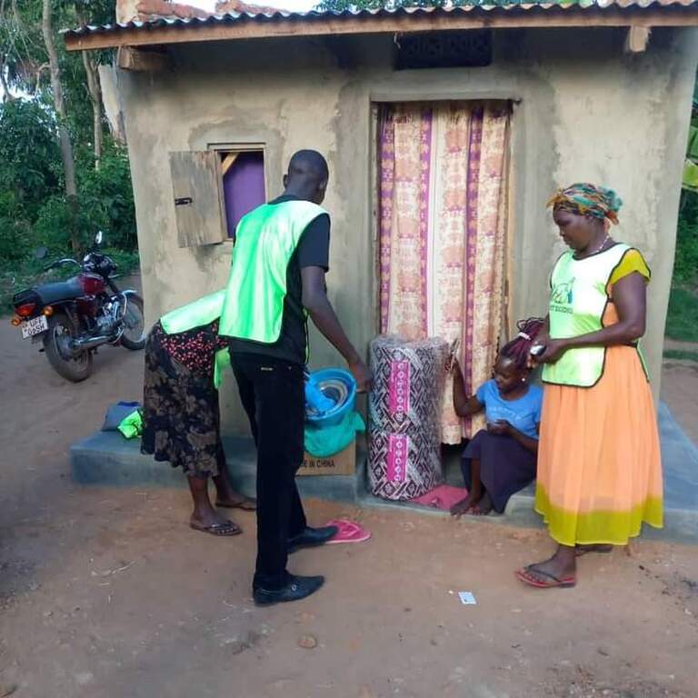 Els joves de Sant'Egidio d'Uganda construeixen una casa per ajudar a sortir de la pobresa