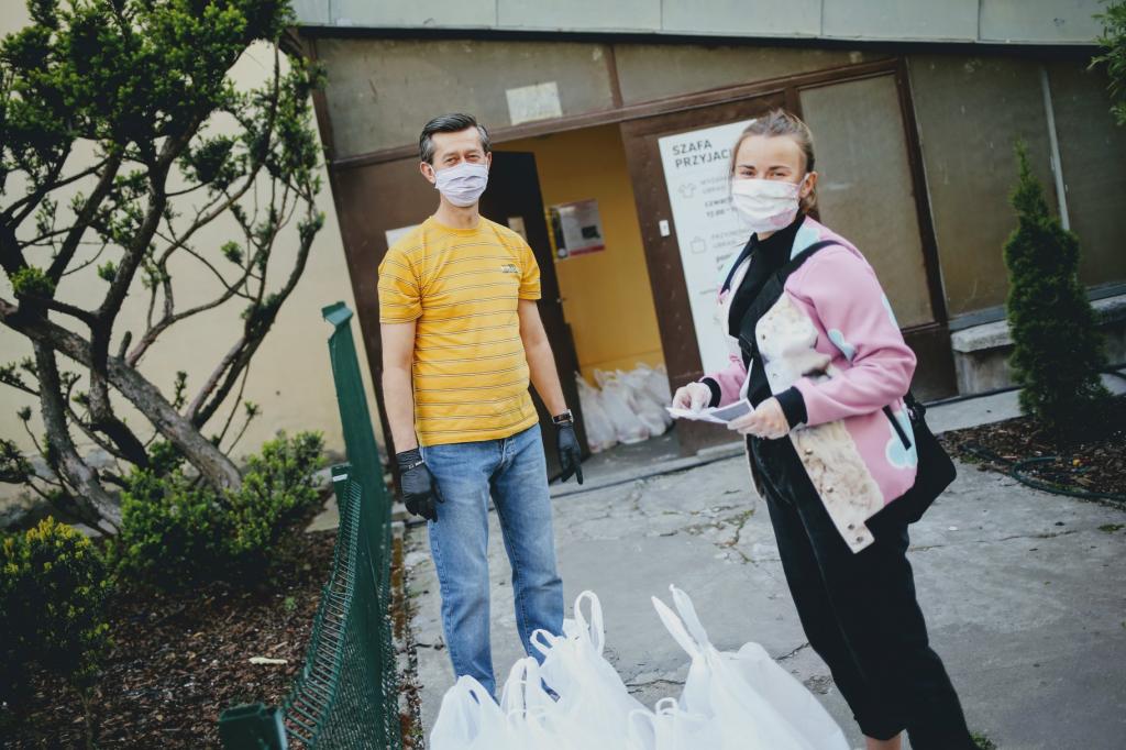 Comidas por la calle, ayudas a las familias y un teléfono solidario en Varsovia, herida por la pandemia