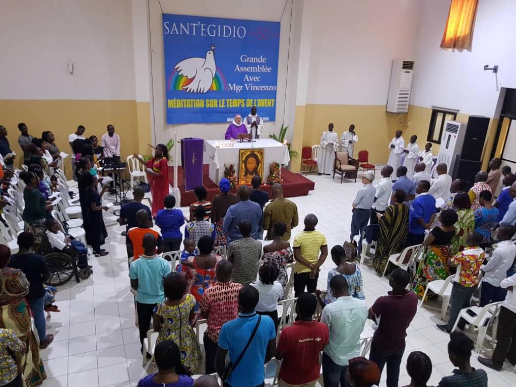 Jésus vient comme un pauvre pour transformer la tristesse de beaucoup de monde en joie : la visite de Mgr Vincenzo Paglia aux Communautés de Côte-d'Ivoire au cœur de l'Avent