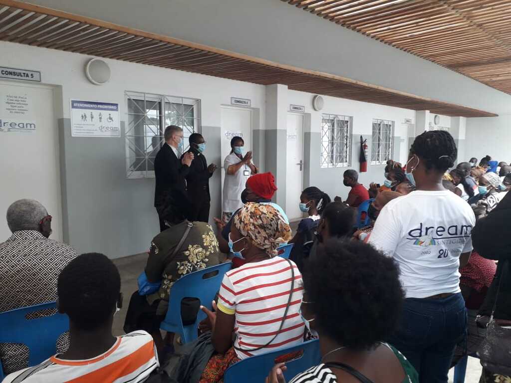 O Centro DREAM no Zimpeto recebe a visita do bispo auxiliar de Maputo