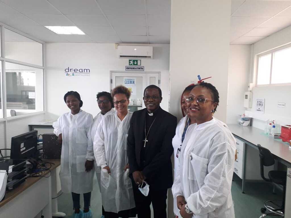 O Centro DREAM no Zimpeto recebe a visita do bispo auxiliar de Maputo