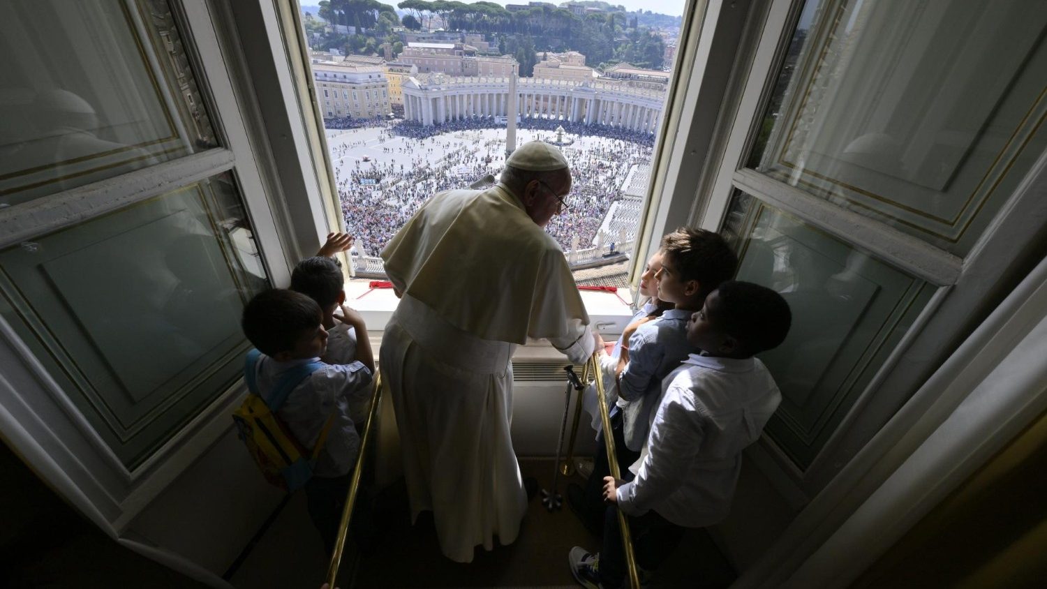Francesco, Angelus coi bambini «Per i corrotti non c'è speranza»