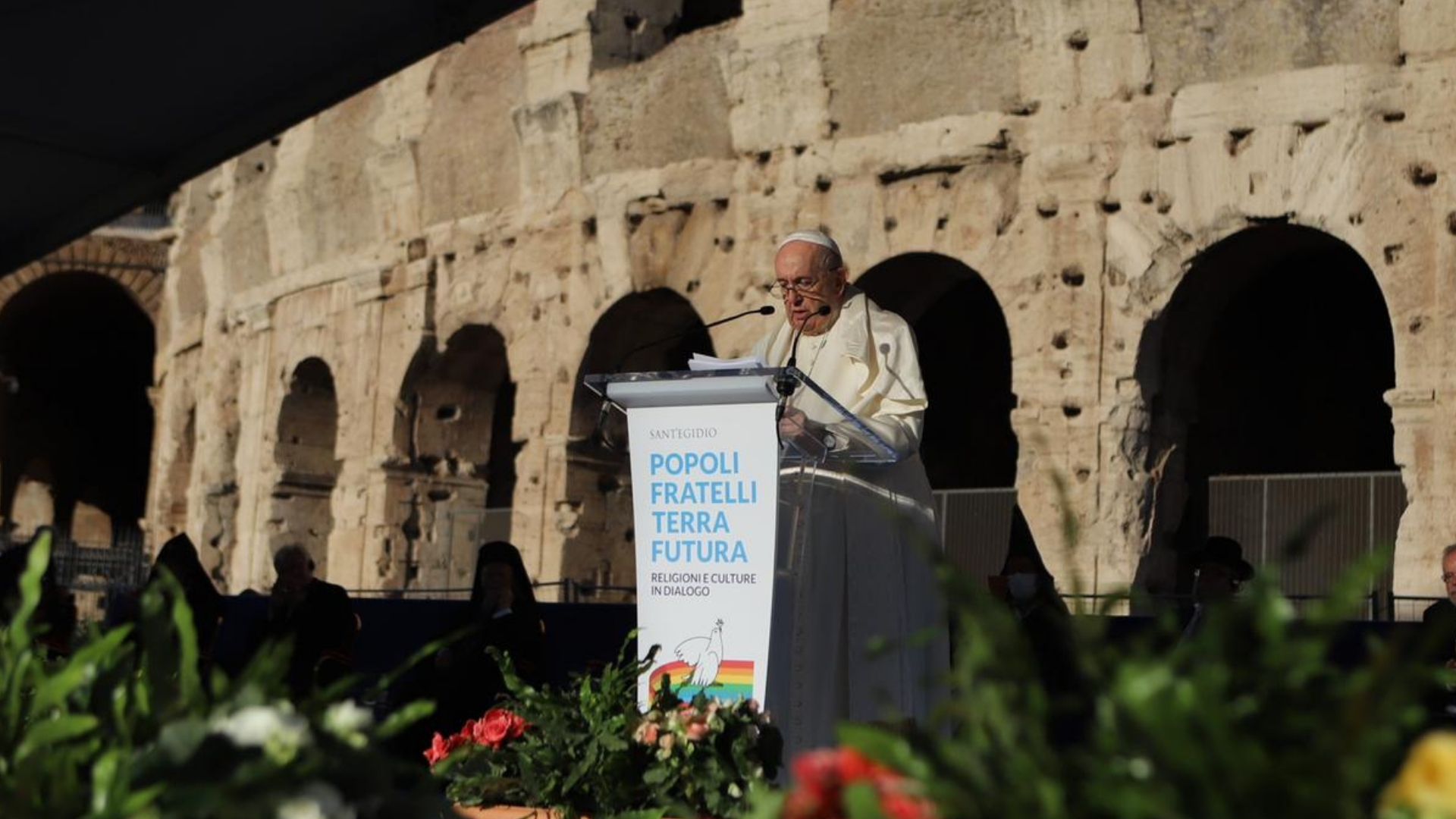 Papa Francesco al Colosseo per la pace nel mondo