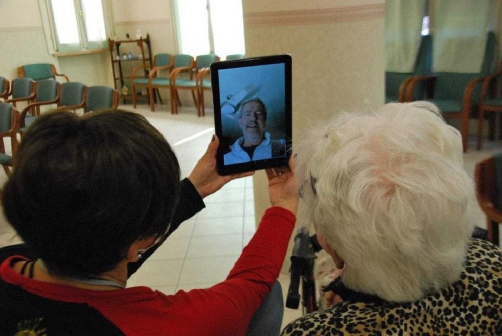 Anziani: Assistenza e cure domiciliari possono evitare l'isolamento