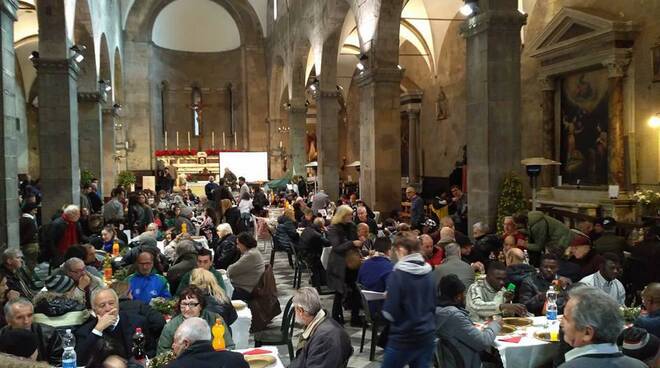 A pranzo con i poveri e i bisognosi: 300 persone a tavola per Natale fra l’arcivescovado e Pontetetto con la Comunità di Sant’Egidio