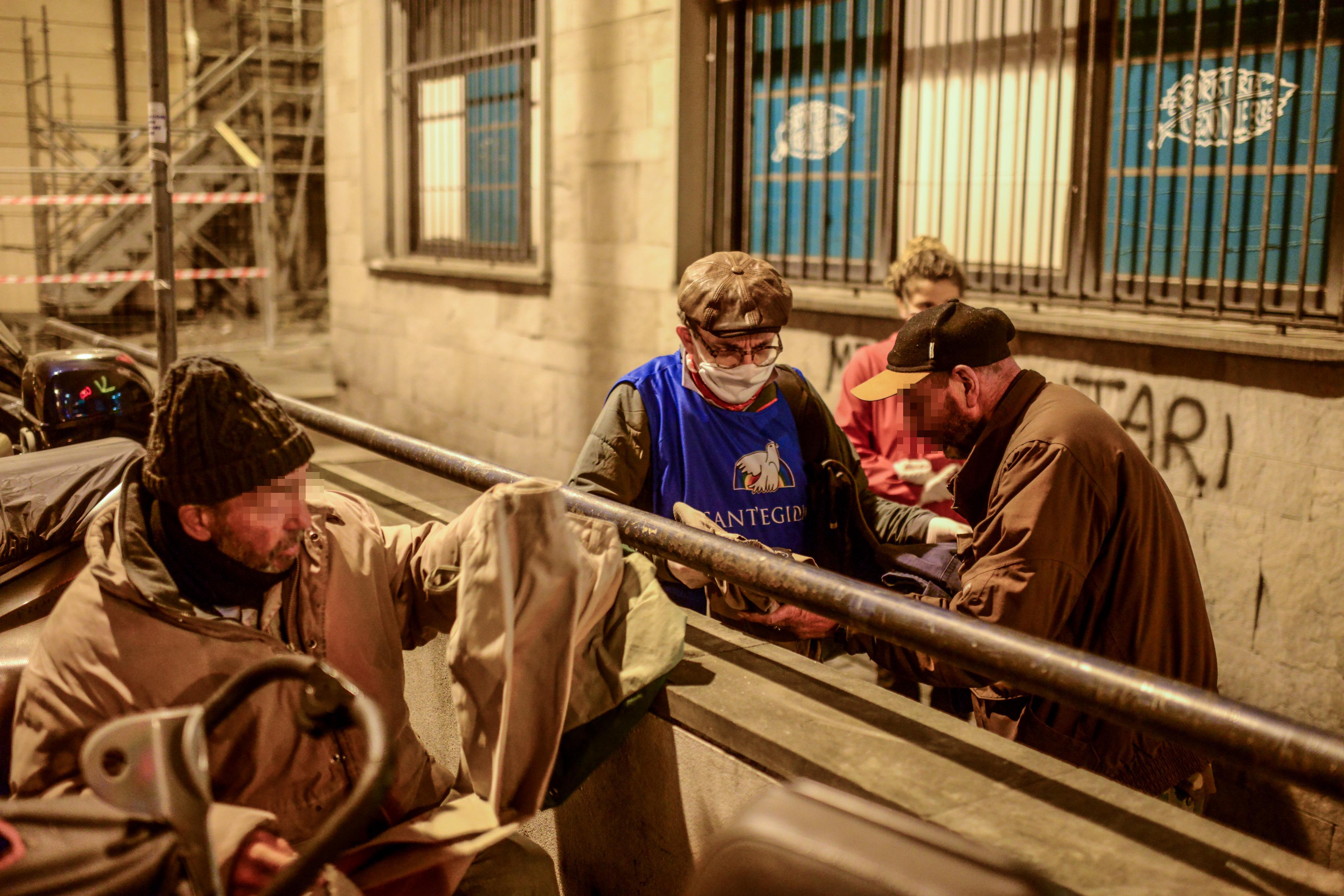 L'abbraccio di Sant'Egidio ai senzatetto della città: «In strada accanto a loro»