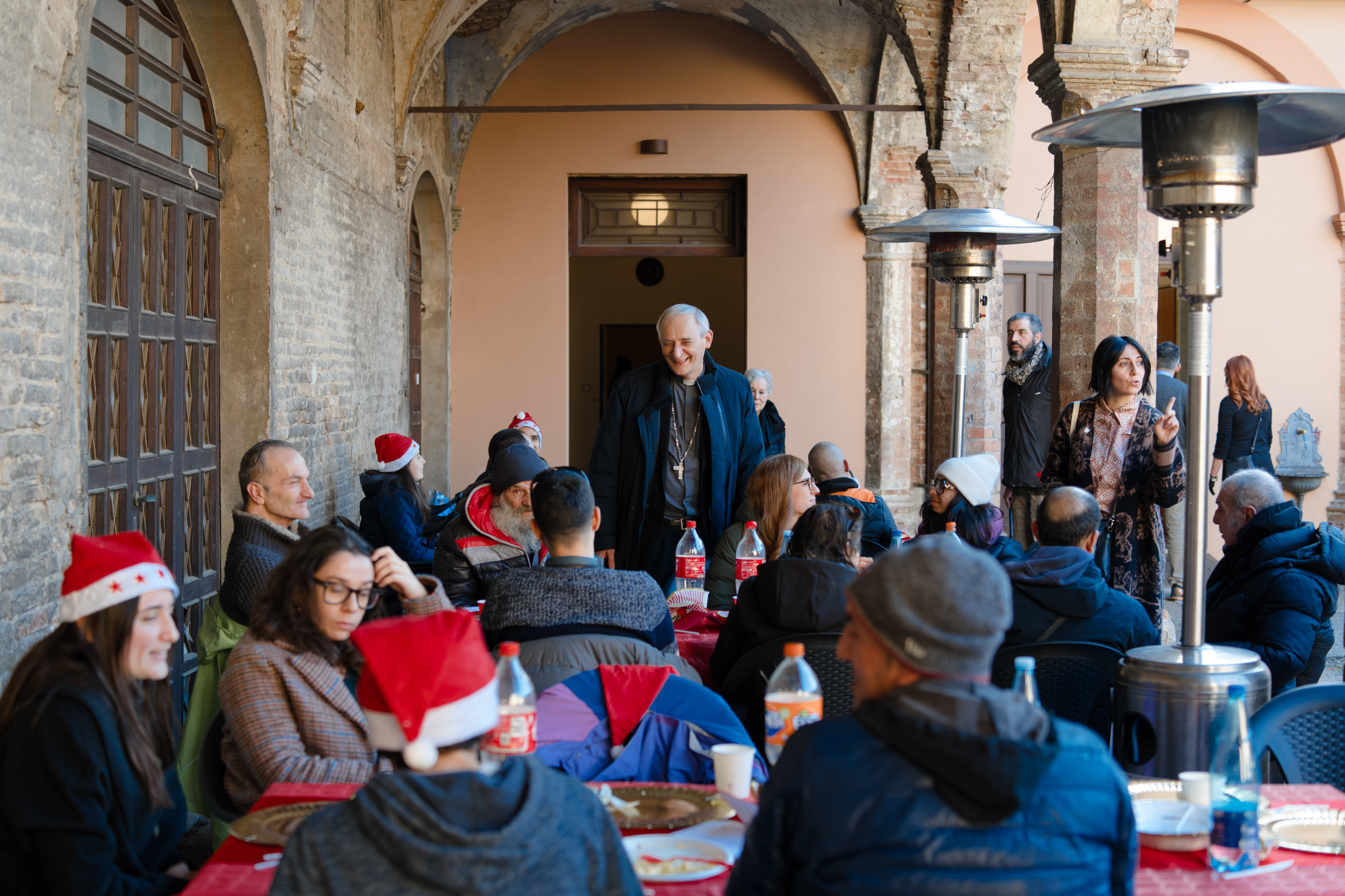 I poveri a pranzo insieme in chiesa a Natale accuditi dalla Comunità di Sant'Egidio