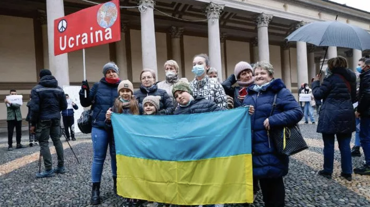 Flash mob della comunità di sant’Egidio il 16 marzo. In piazza Duomo a Novara con un fazzoletto bianco per chiedere la pace in Ucraina