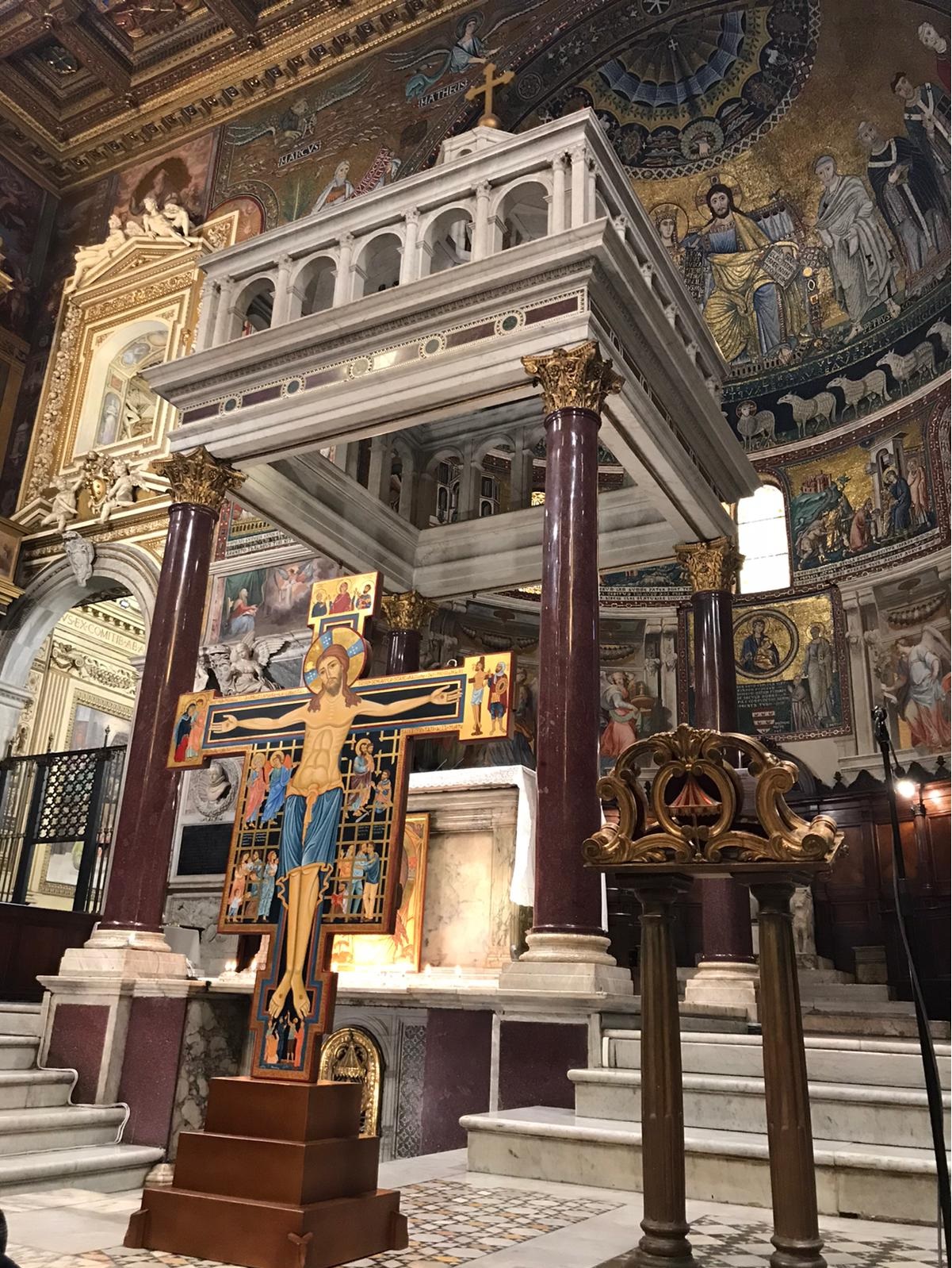 La croce della misericordia dipinta dai detenuti e benedetta da Papa Francesco, in una liturgia nella Basilica di Santa Maria in Trastevere a Roma