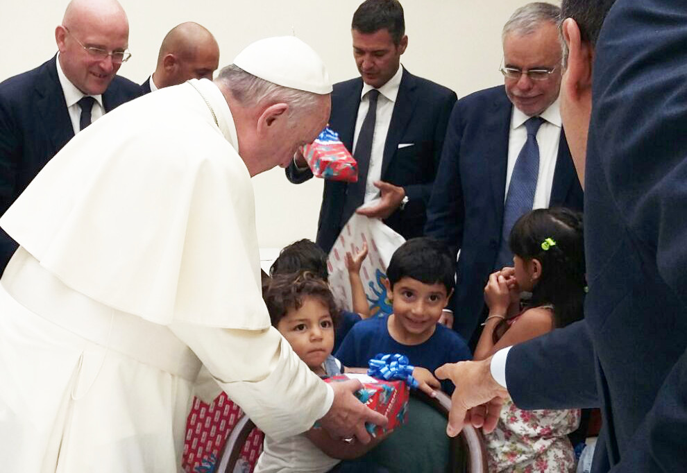 papa Francesco con i profughi dalla Siria ospiti di Sant'Egidio e Andrea Riccardi