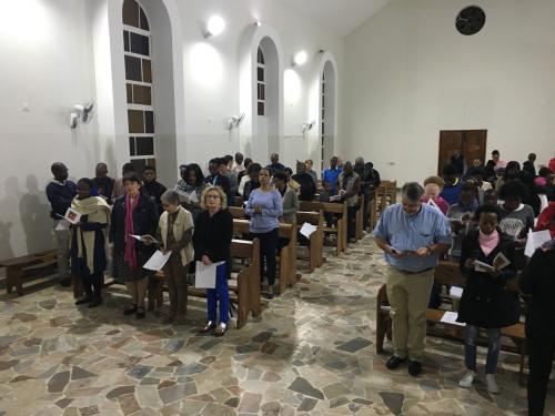 Preghiera con la Comunità di Sant'Egidio a Maputo nella chiesa di Giovanni Paolo II