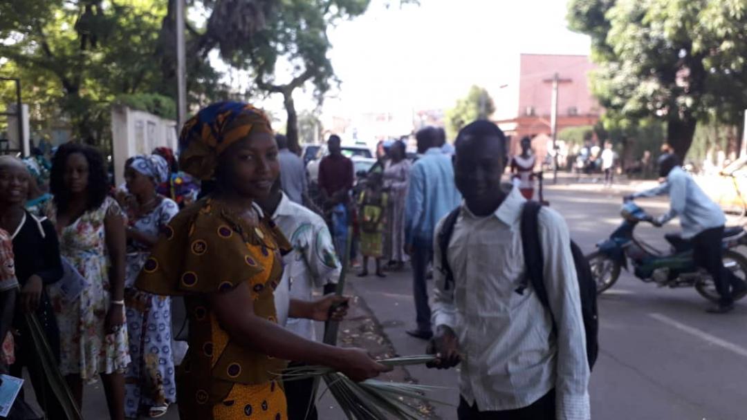 A Bamako (Mali) - Distribuzione delle palme per strada con Sant'Egidio