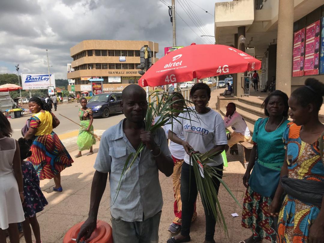 A Blantyre (Malawi) - Distribuzione delle palme per strada con Sant'Egidio
