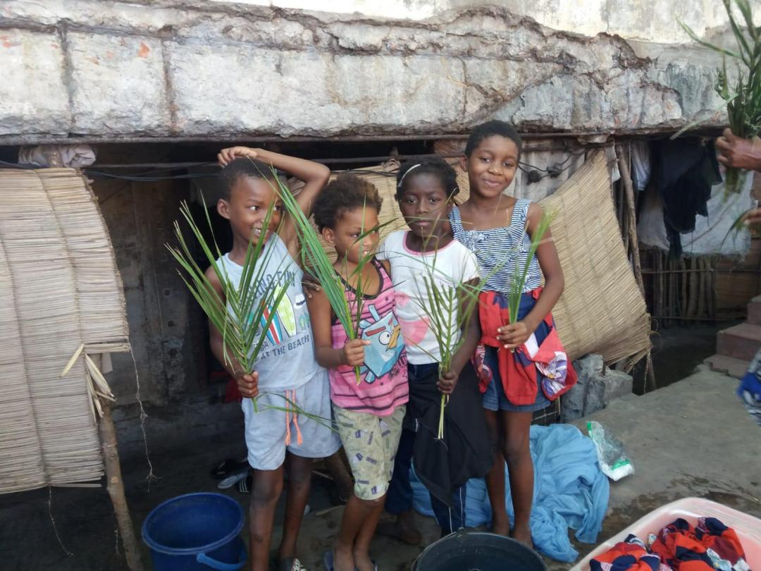 A Chaimite (Beira) - Distribuzione delle palme per strada con Sant'Egidio