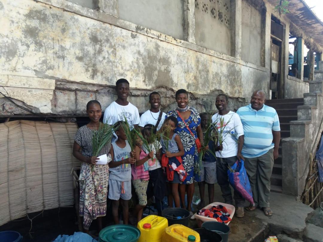 A Chaimite (Beira) - Distribuzione delle palme per strada con Sant'Egidio