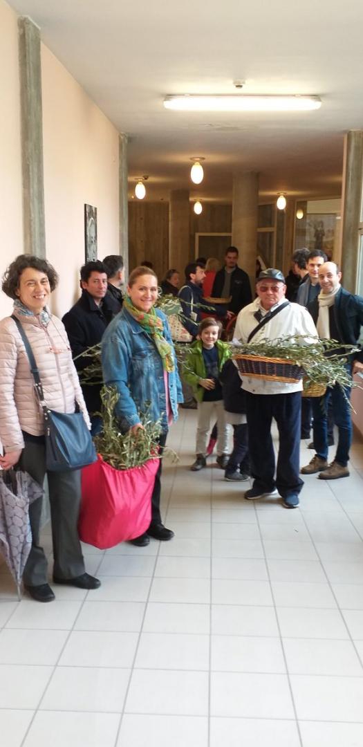A Corvetto (Milano) - Distribuzione delle palme per strada con Sant'Egidio