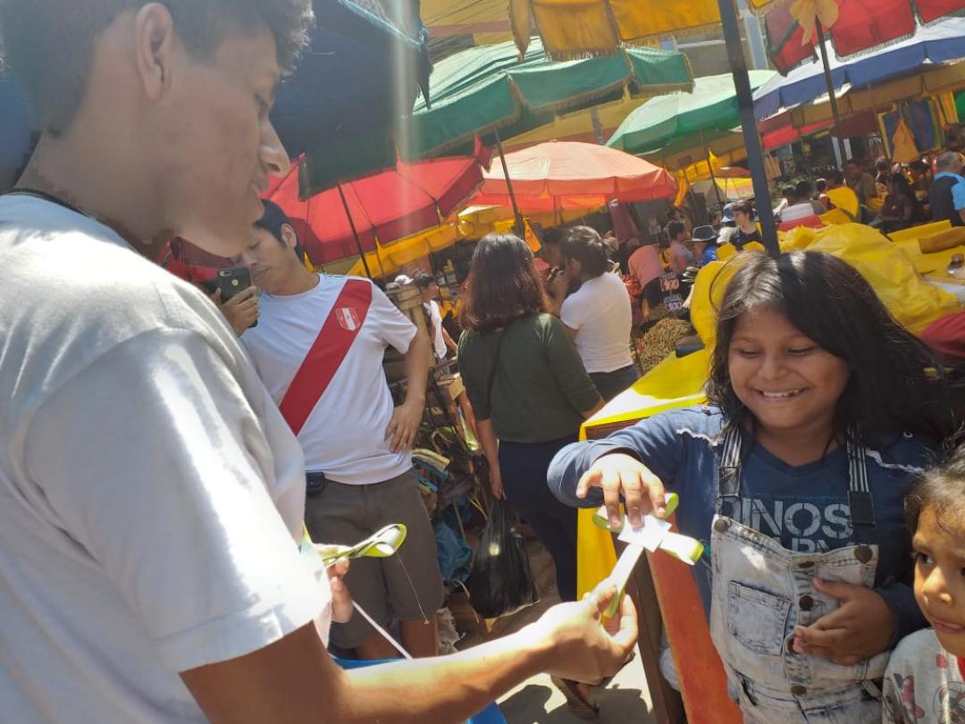 A Lima (Perù) - Distribuzione delle palme per strada con Sant'Egidio
