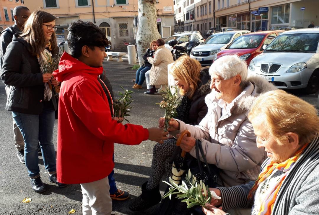A Livorno - Distribuzione delle palme per strada con Sant'Egidio