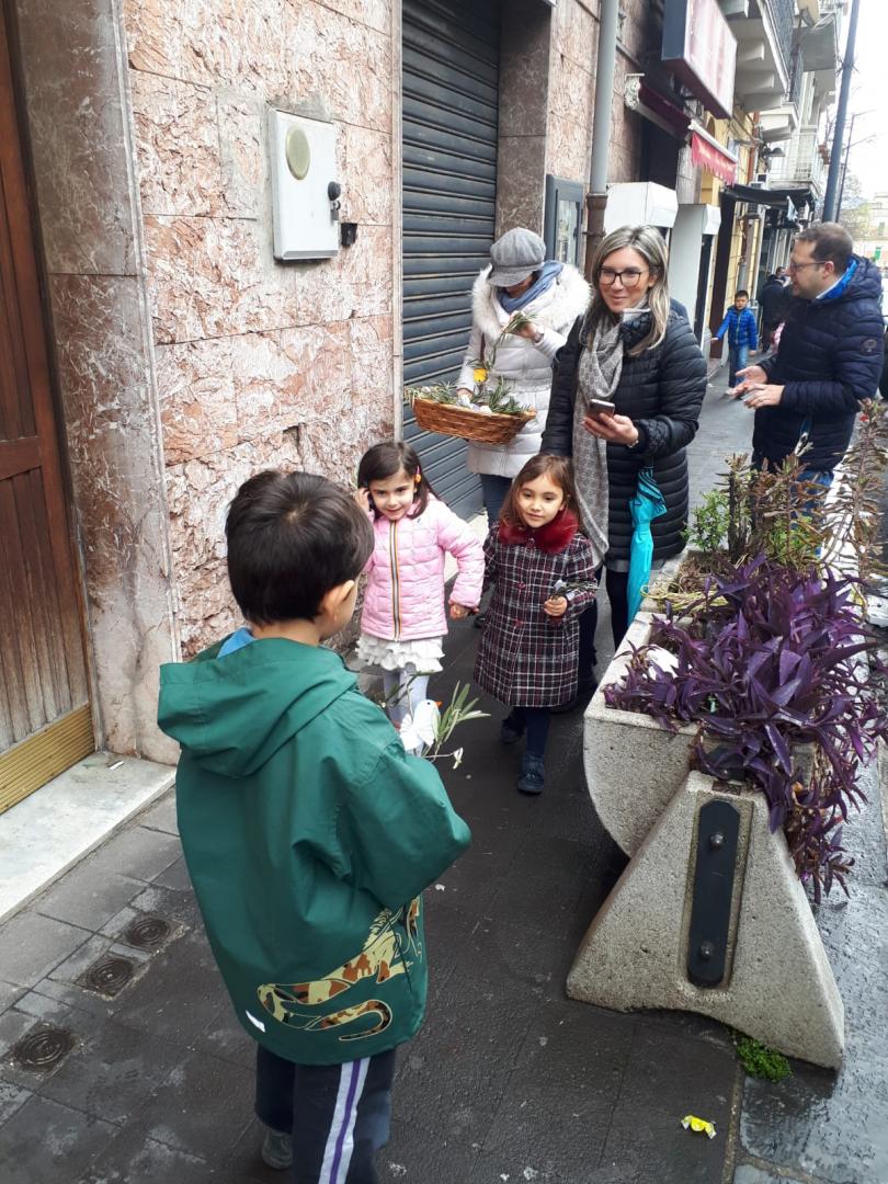 A Messina (Italia) - Distribuzione delle palme per strada con Sant'Egidio