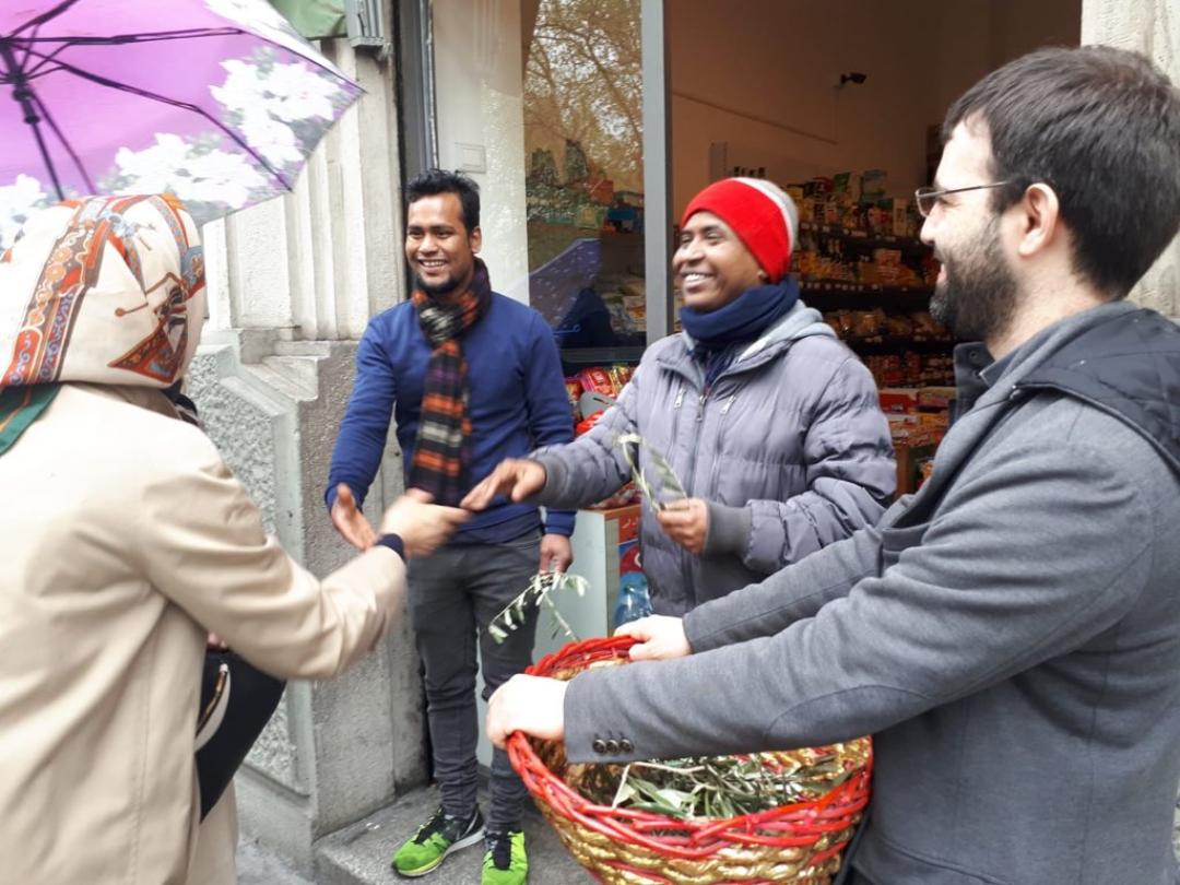 A Milano (Italia) - Distribuzione delle palme per strada con Sant'Egidio