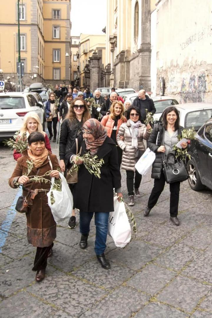 A Napoli (Italia) - Distribuzione delle palme per strada con Sant'Egidio