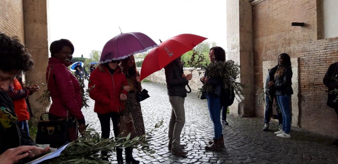 A Ponte Milvio (Roma) - Distribuzione delle palme per strada con Sant'Egidio
